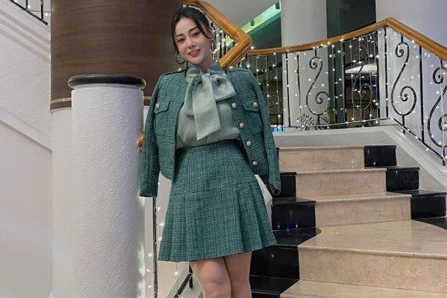 Hồng Diễm 'đụng hàng' set vải tweed với Phương Oanh mà 'sến súa' hơn hẳn