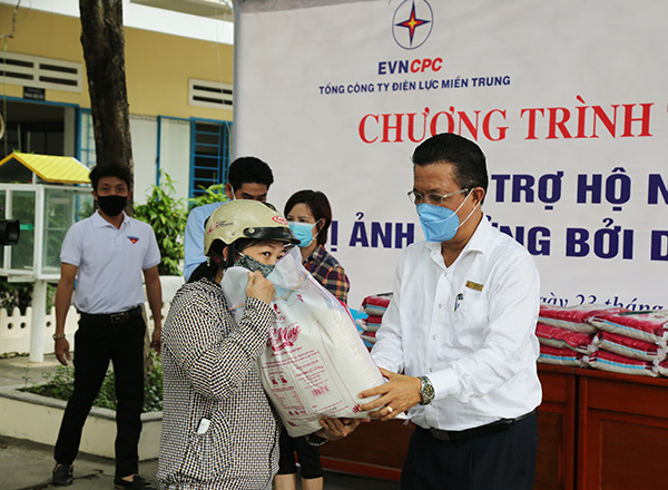 Tổng Giám đốc EVNCPC Ngô Tấn Cư trực tiếp tham gia Chương trình tặng gạo hỗ trợ hộ nghèo bị ảnh hưởng dịch COVID-19 tại quận Sơn Trà (Đà Nẵng)  