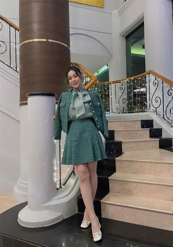 Hồng Diễm 'đụng hàng' set vải tweed với Phương Oanh mà 'sến súa' hơn hẳn