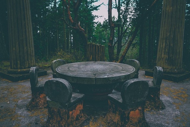 Ngôi mộ hình bộ bàn ăn gia đình với tro cốt từng người khiến ai cũng rợn tóc gáy