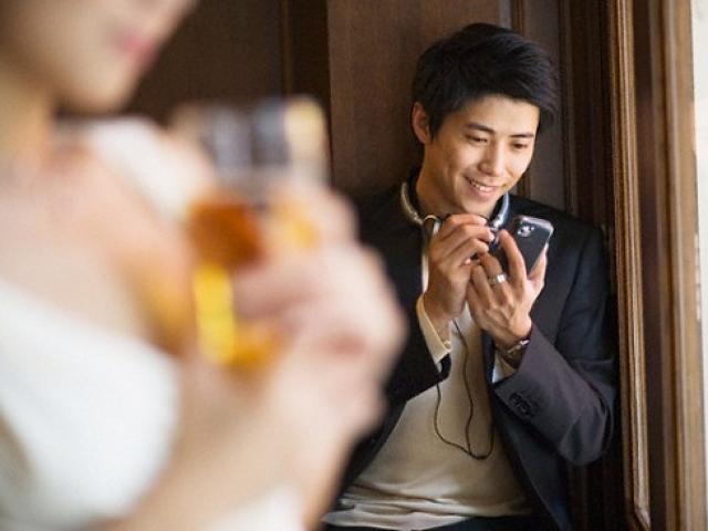 Dấu hiệu nhận biết đàn ông phản bội vợ: Sau khi trở về nhà thường làm 4 việc này