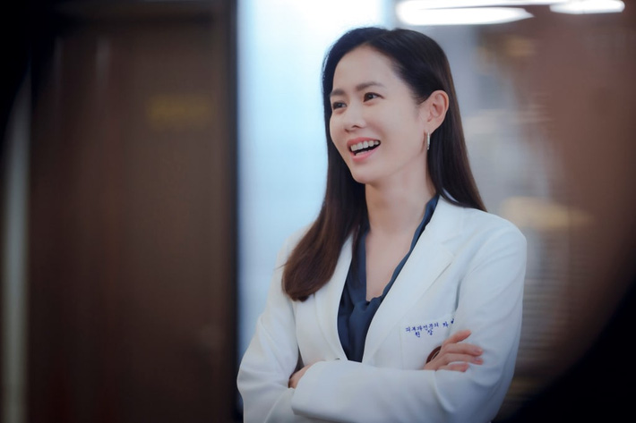 Son Ye Jin xinh như nữ thần trong tạo hình bác sĩ da liễu, lại tiếp tục làm tiểu thư nhà tài phiệt