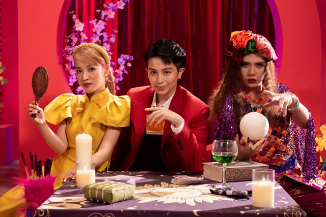 Nghi vấn Duy Khánh mượn trang phục của Hoàng Thùy Linh hóa “bà bói”, tung hứng với Puka, Gil Lê khiến netizen cười ná thở