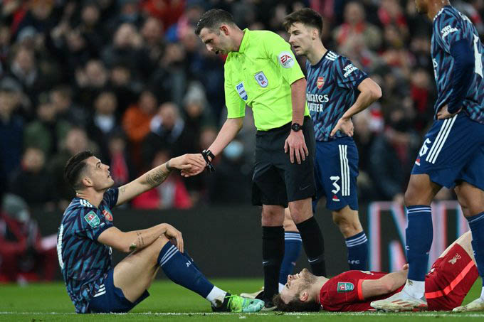 Mất người sớm, Arsenal vẫn cầm hòa Liverpool