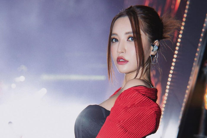 Không chỉ nhẹ nhàng nữ tính, còn có một Bích Phương phong cách cá tính và quyến rũ trong những outfit đen huyền bí