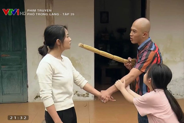 Phố trong làng: Bé Tình đốt xe của bố Mến, bị nghi nhảy ao tự tử, diễn viên nhí diễn quá đạt!