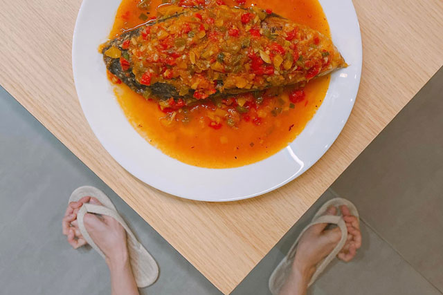 Cả showbiz "hoảng hồn" trước màn nấu nướng của Quang Trung: Món cá nhìn ngon lắm, nhưng còn bonus thêm cái gì thế kia?