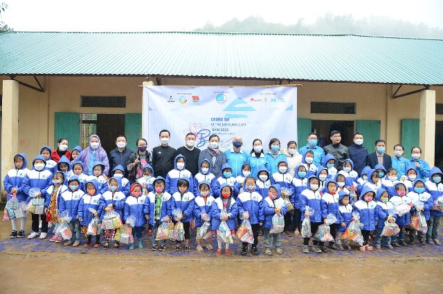 Hàng trăm suất học bổng, áo ấm đến với trẻ em vùng cao