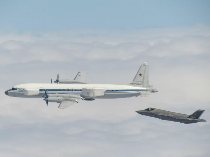 Tiêm kích F-35 NATO chạm trán máy bay quân sự tối mật của Nga