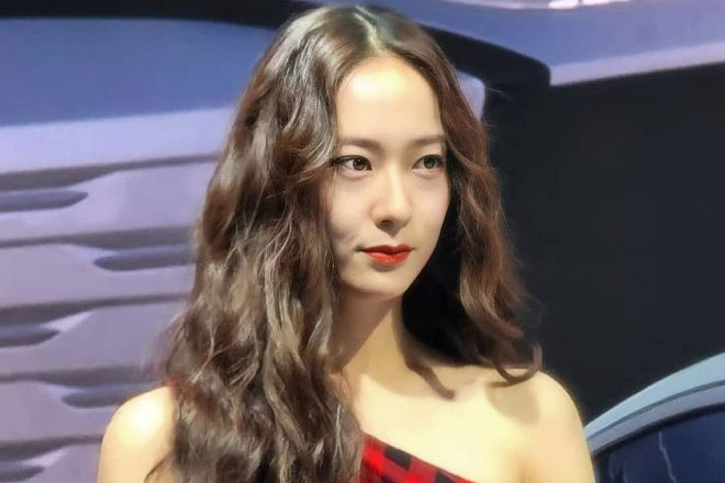 Krystal cứ để tóc xoăn là "bùng nổ" nhan sắc, khí chất chẳng ai bì kịp