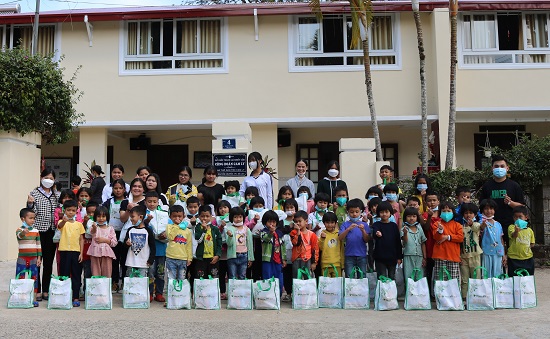 Bệnh viện Hoàn Mỹ Đà Lạt mang Xuân yêu thương đến trẻ em cơ nhỡ 