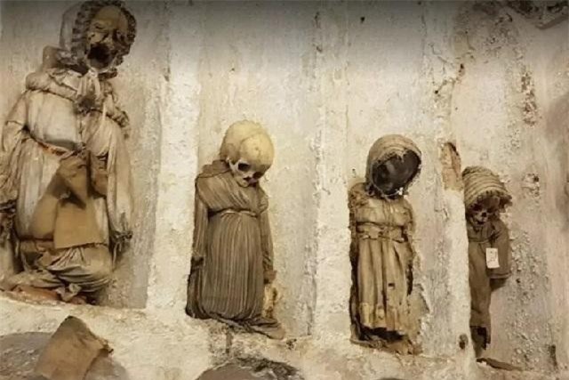 Giải mã bí mật hầm mộ Capuchin nổi tiếng chứa 163 xác ướp trẻ em ảnh 1