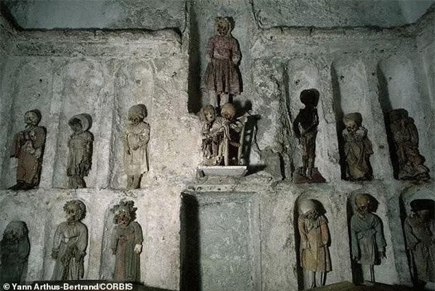 Giải mã bí mật hầm mộ Capuchin nổi tiếng chứa 163 xác ướp trẻ em ảnh 6