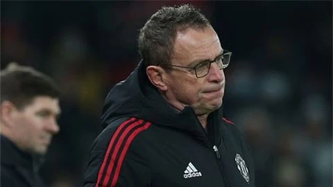 Rangnick bị các học trò đánh giá 'lỗi thời', phòng thay đồ MU thêm loạn