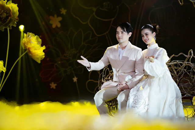 Lâu lắm rồi Đông Nhi mới song ca cùng Ông Cao Thắng, hai vợ chồng đẹp đôi hát tặng con gái khiến ai cũng ngưỡng mộ