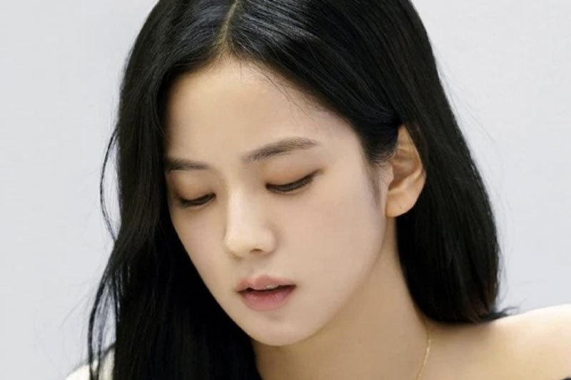 Jisoo lên phim makeup nhạt nhòa, gương mặt già nua và lộ toàn bộ khuyết điểm