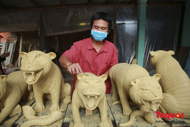 Về làng gốm hàng trăm năm tuổi xem "biến" đất sét thành những tượng hổ oai phong
