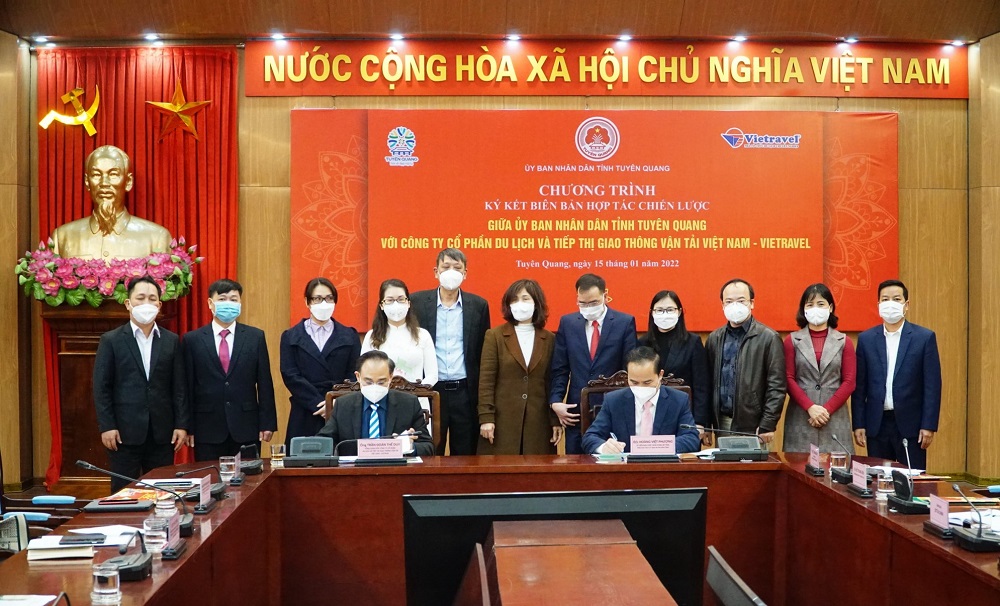 Ông Trần Đoàn Thế Duy - Tổng Giám đốc Vietravel (bên trái) và ông Hoàng Việt Phương - Phó Chủ tịch UBND tỉnh Tuyên Quang ký kết biên bản hợp tác chiến lược.