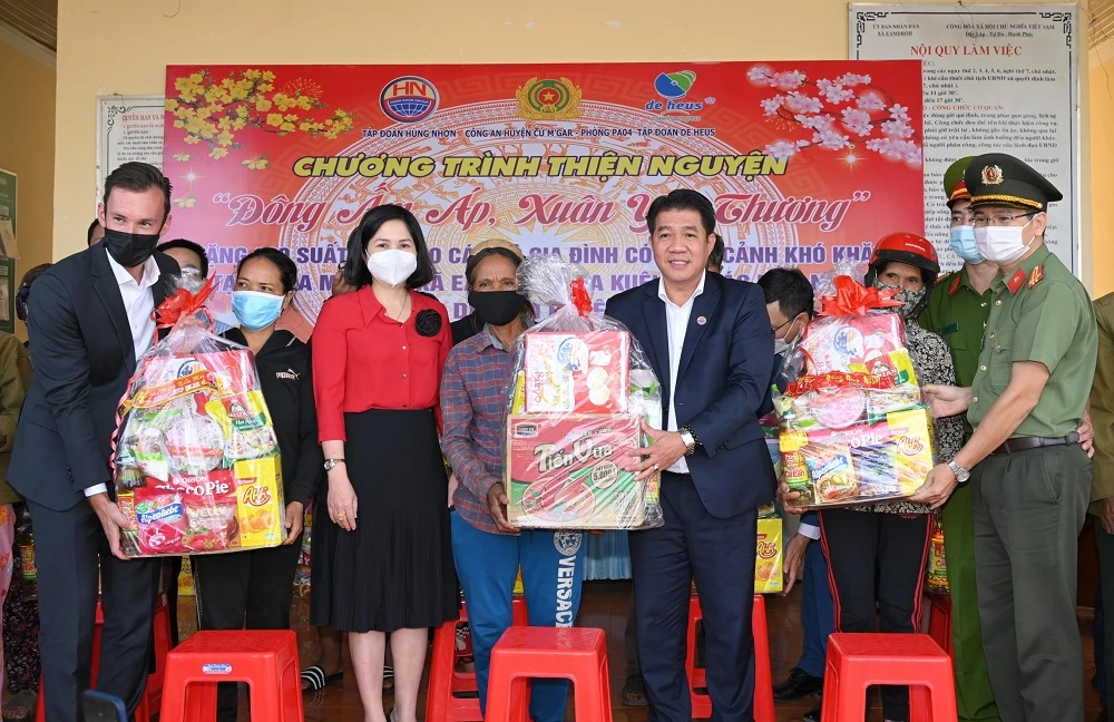 Tập đoàn Hùng Nhơn và Tập đoàn De Heus phối hợp với Phòng An ninh Kinh tế Công an tỉnh Đắk Lawsk trao quà Tết cho người dân.