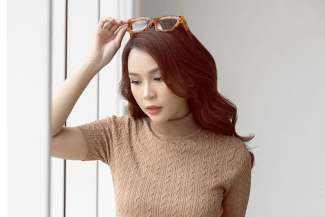 Gợi ý một vài cách mix đồ với áo len dệt kim cho bạn gái thêm phần phong cách