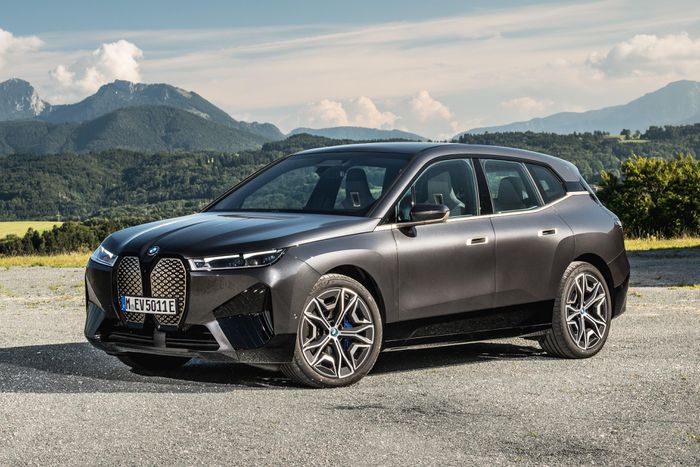 BMW vượt Mercedes-Benz để trở thành hãng xe sang bán chạy nhất năm