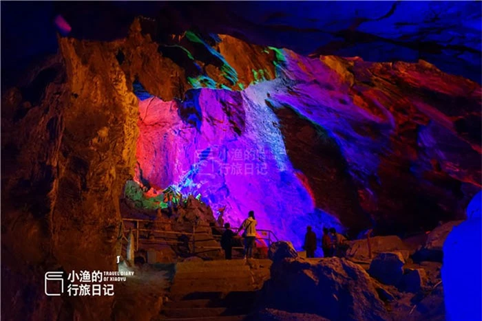 Ngỡ ngàng trước hang động núi đá vôi đầy màu sắc ở Trung Quốc 4