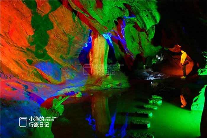 Ngỡ ngàng trước hang động núi đá vôi đầy màu sắc ở Trung Quốc 5
