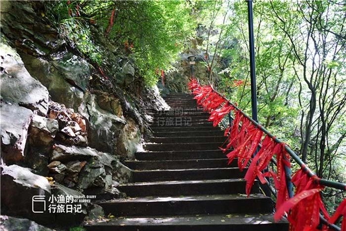 Ngỡ ngàng trước hang động núi đá vôi đầy màu sắc ở Trung Quốc 6
