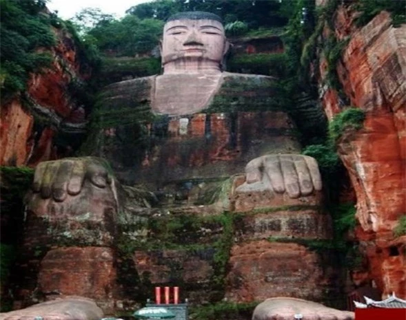 Tượng Phật khổng lồ Lạc Sơn “rơi lệ”, chuyên gia hội chẩn tiết lộ lý do ít ai ngờ tới - Ảnh 1.