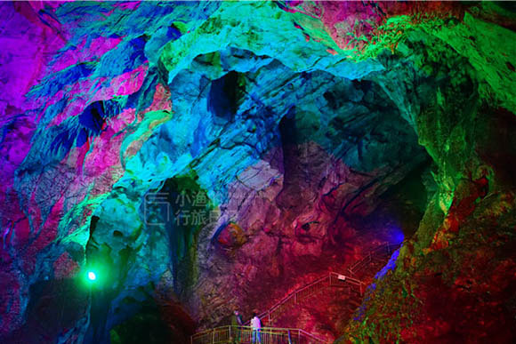 Ngỡ ngàng trước hang động núi đá vôi đầy màu sắc ở Trung Quốc