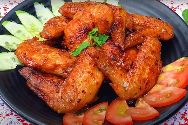 Trời lạnh mẹ làm cánh gà nướng sa tế thơm thơm, cay cay cả nhà ăn hoài không chán