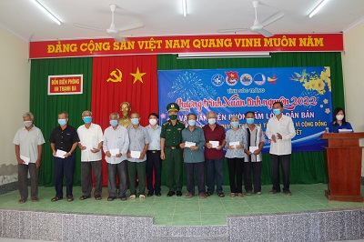 Sóc Trăng: Trao tặng nhà tình nghĩa, quà Tết cho người dân khó khăn khu vực biên giới biển