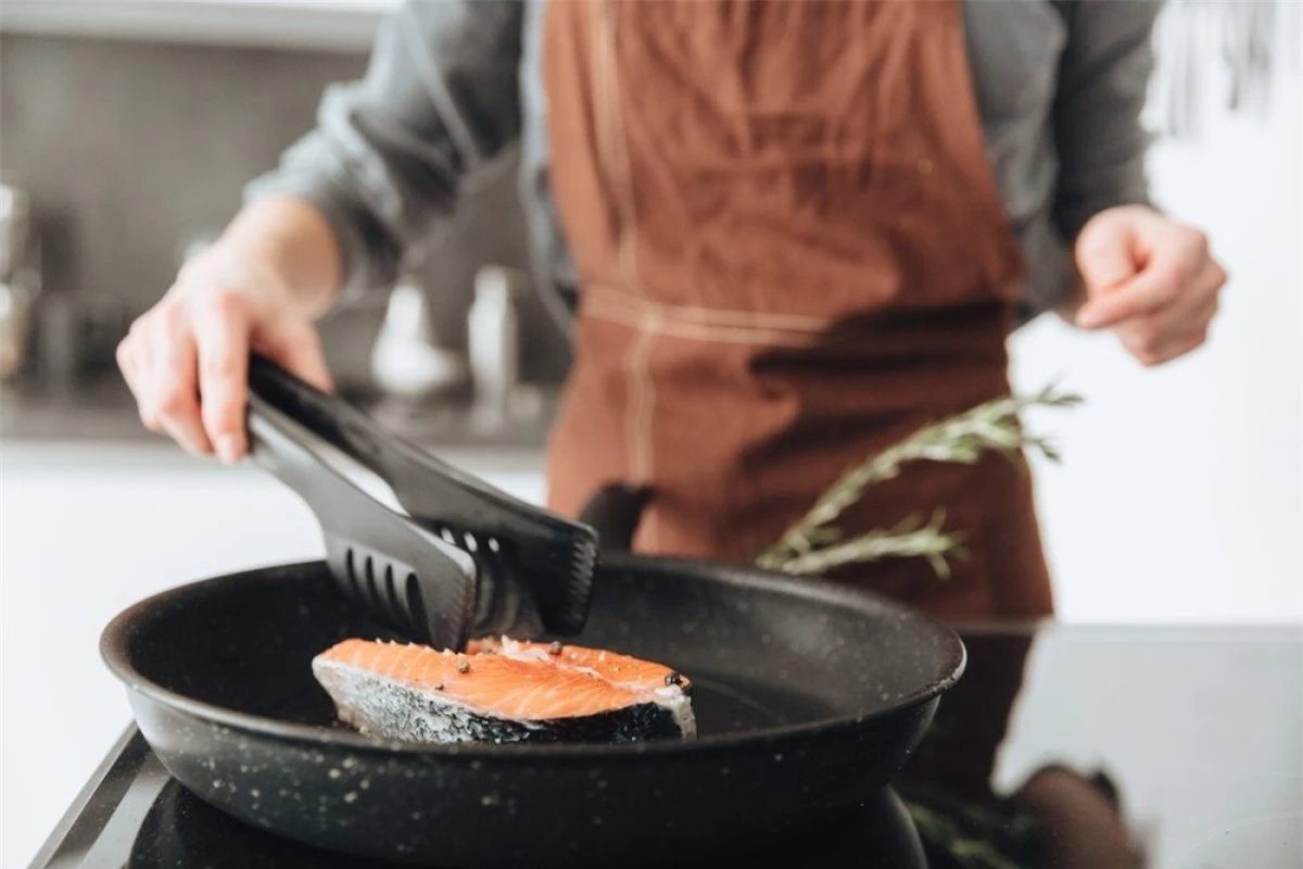 Bạn thích ăn thịt tái: Ăn thịt tái hay các món ăn sống, tái khác đều có thể gây nguy cơ nhiễm ký sinh trùng. Thịt sống, thịt tái, cá sống hay tiết canh động vật đều có thể chứa các loại giun sán gây các bệnh về gan, đường ruột và nhiều bệnh nguy hiểm khác.