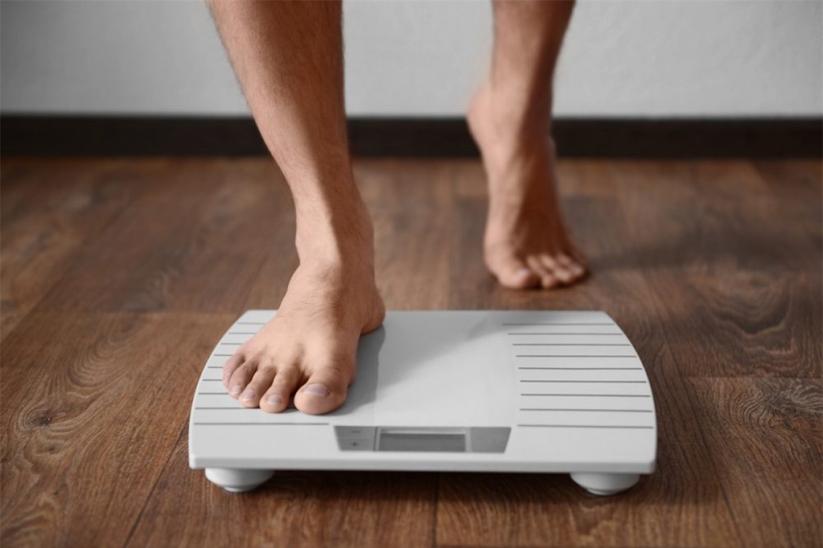 Bạn bị sụt cân: Có nhiều bệnh lý có thể gây ra tình trạng sụt cân bất thường và đây cũng là một trong những triệu chứng chính khi bạn bị nhiễm ký sinh trùng. Sán dây có thể khiến bạn sụt cân nhanh chóng, vì loại sán ký sinh trong đường ruột này đang “tranh” hết thức ăn mà bạn ăn vào.