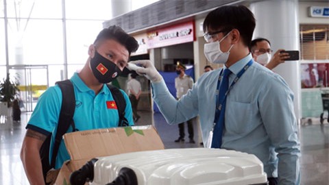 Quang Hải kiểm tra thân nhiệt tại sân bay Ảnh: PHAN TÙNG