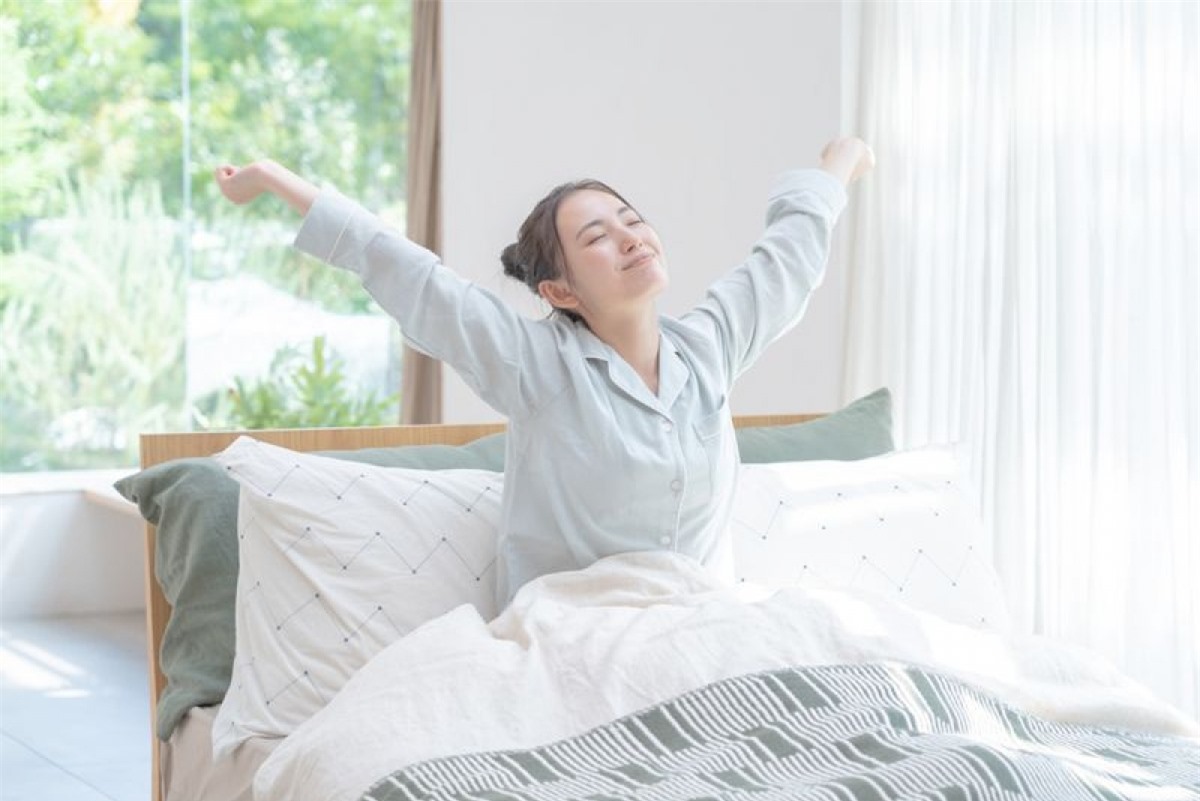Để phòng ngủ tối: Việc kéo rèm và để ánh sáng tự nhiên tràn vào phòng có thể khiến bạn thấy khó chịu khi vừa thức dậy, nhưng thói quen này lại khiến bạn cảm thấy tràn đầy năng lượng và tỉnh táo hơn.
