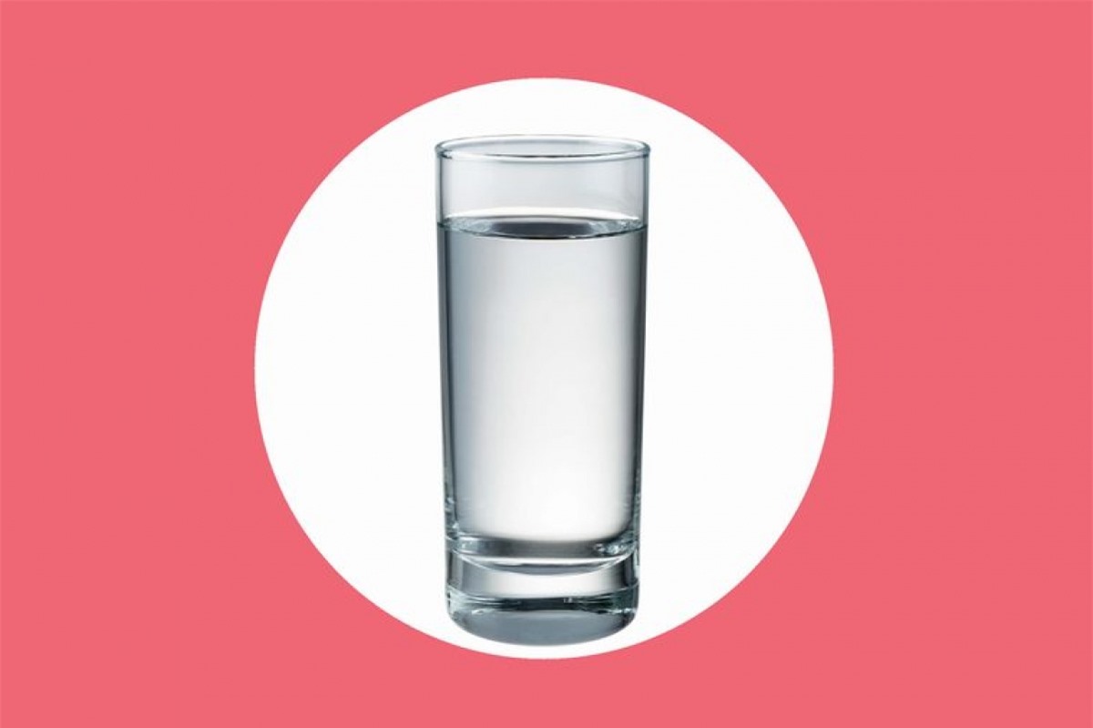 Uống nước: Khô miệng là hậu quả của việc tuyến nước bọt không tiết đủ nước bọt. Uống nước thường xuyên trong ngày sẽ giúp giữ cho khoang miệng của bạn đủ ẩm.