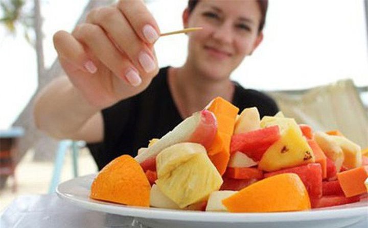 Người phụ nữ ăn trái cây để giảm cân, nào ngờ mắc bệnh tiểu đường nặng, chuyên gia cảnh báo cách ăn trái cây gây hại sức khỏe - Ảnh 1.