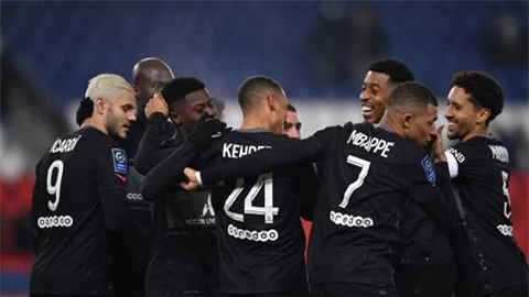 Mbappe được các đồng đội ở PSG chúc mừng với bàn mở tỷ số trước Brest