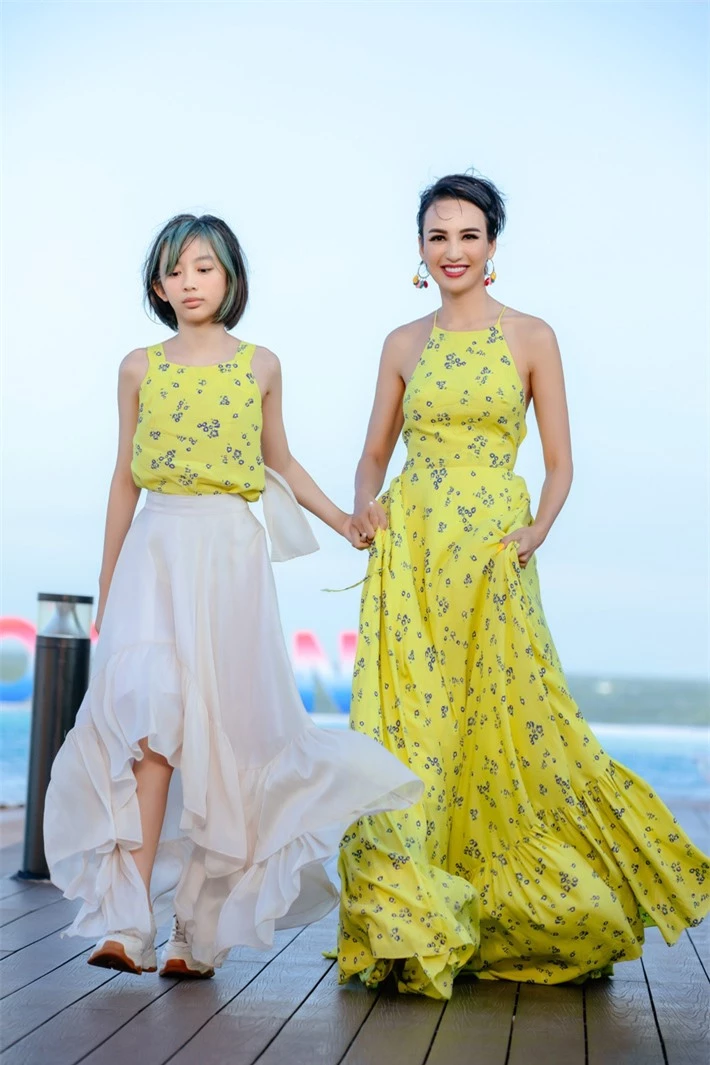 Rời xa showbiz đã lâu, Hoa hậu Hương Giang bất ngờ tái xuất cùng hai con gái lớn phổng phao - Ảnh 9.