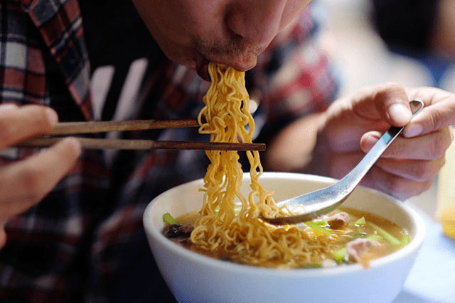 Ăn mì tôm nhớ làm thêm 1 bước nhỏ để "tống khứ" chất độc hại, không lo nóng trong, nổi mụn