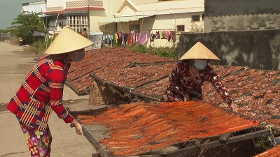 Làng khô Gành Hào chuẩn bị hàng đặc sản phục vụ thị trường Tết.