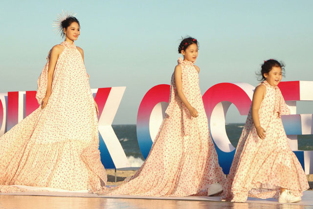 Rời xa showbiz đã lâu, Hoa hậu Hương Giang bất ngờ tái xuất cùng hai con gái lớn phổng phao