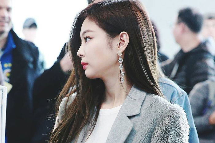 4 idol Kpop đi ngược với chuẩn mực mặt Vline, gây sốt với khung xương hàm "hoàng gia"