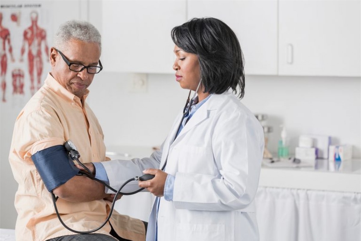 Huyết áp cao: Một trái tim khỏe sẽ duy trì một mức huyết áp bình thường. Mức huyết áp cao có thể làm tăng nguy cơ bị đau tim, đột quỵ, hoặc mắc các bệnh tim mạch. Nếu huyết áp của bạn không thể hạ về mức bình thường, nó có thể tổn thương động mạch và gây tình trạng tắc động mạch do xơ vữa.