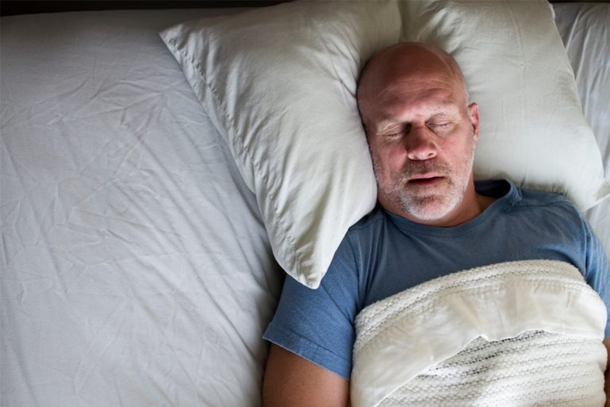 Ngáy ngủ hoặc khó thở khi ngủ: Chứng ngưng thở khi ngủ thường khiến người bệnh ngáy ngủ và ngưng thở theo từng đợt khi ngủ. Bệnh lý này có thể làm tăng nguy cơ đau tim hoặc rung nhĩ - một dạng rối loạn nhịp tim.