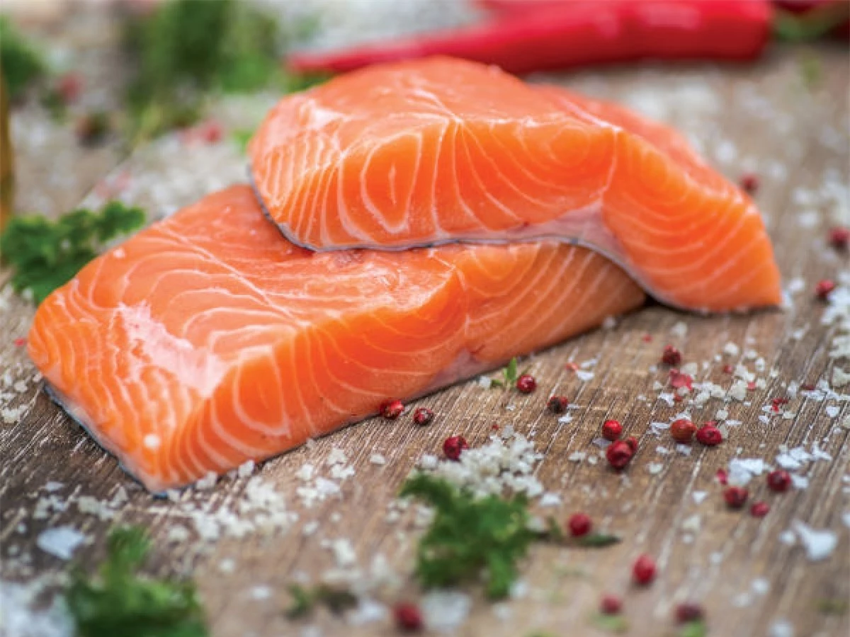 Cá hồi: Cá hồi là một thực phẩm tuyệt vời giúp cải thiện tâm trạng nhờ chứa hàm lượng omega-3 dồi dào. Dưỡng chất quan trọng này rất cần thiết cho quá trình sản sinh năng lượng, cho các hoạt động của não bộ và hệ tuần hoàn. Ăn các loại cá béo sẽ giúp tăng sản sinh hormone dopamine, giúp bạn cảm thấy vui vẻ hơn.