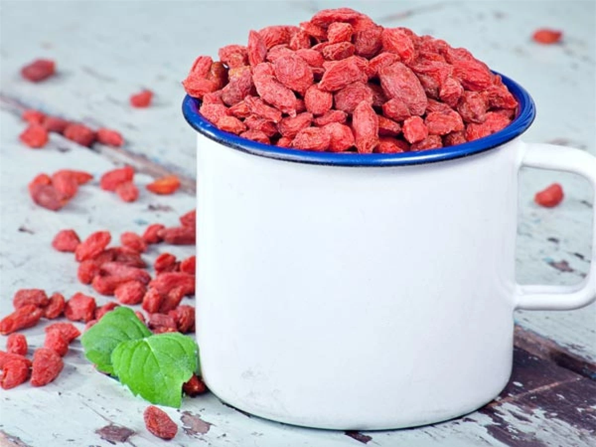 Quả câu kỷ tử (Goji berries): Quả câu kỷ tử được biết đến với tác dụng tăng cường khả năng chống chọi với căng thẳng của cơ thể, đồng thời hỗ trợ cải thiện tâm trạng và trí nhớ của bạn. Câu kỷ tử cũng là một nguồn dồi dào các protein và amino axit, đồng thời rất giàu các chất chống oxy hóa.