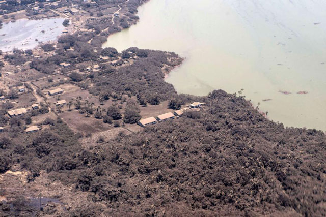 Toàn cảnh đảo quốc Tonga phủ kín tro bụi sau thảm họa kép núi lửa và sóng thần