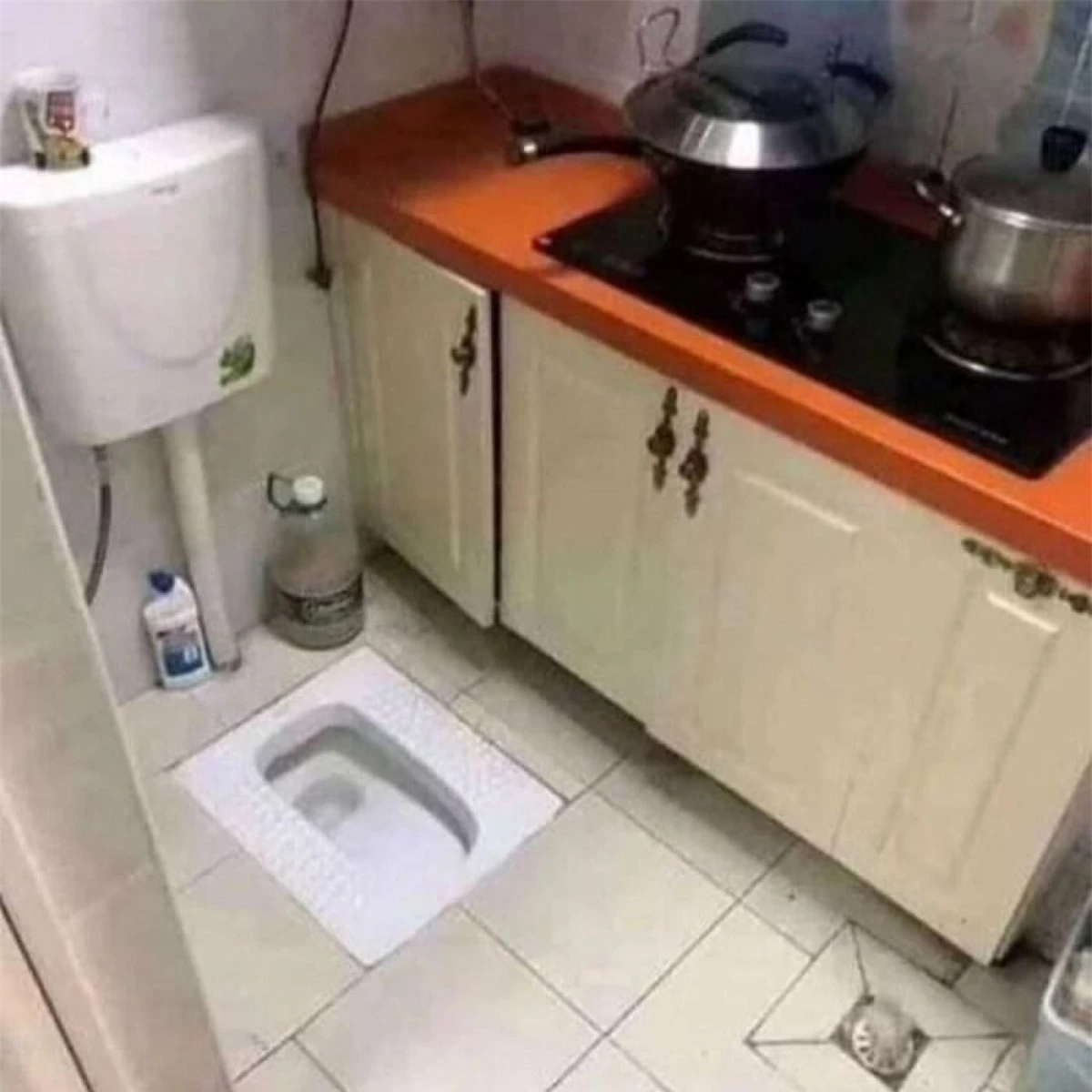 Thắc mắc khó hiểu khi chủ nhà đặt bồn vệ sinh cạnh tủ bếp.
